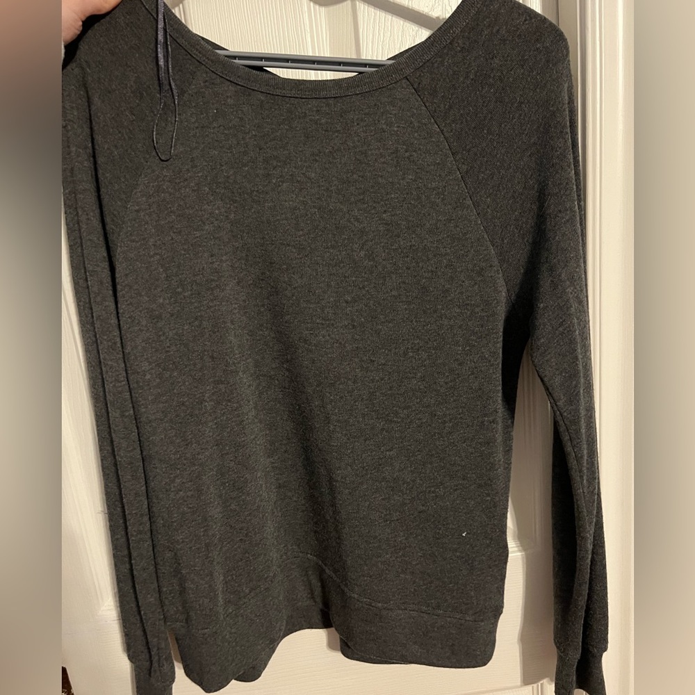 Size small. Comfy and soft sweater